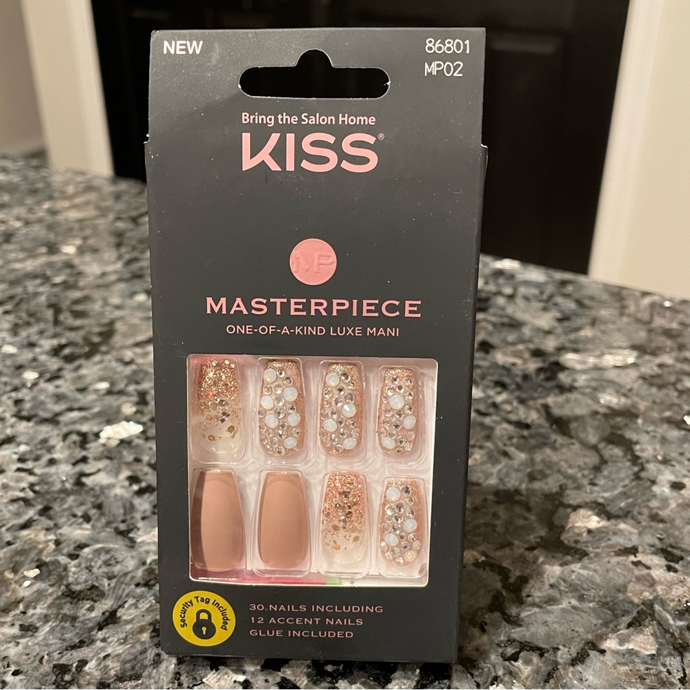 KISS Masterpiece One-of-a-Kind Luxe Mani Press On Nail Set “Heirloom”